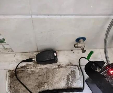 新野屋顶漏水维修公司分享下卫生间漏水的危害及解决方法